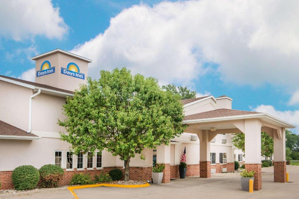 Days Inn by Wyndham Ottumwa Main image 1