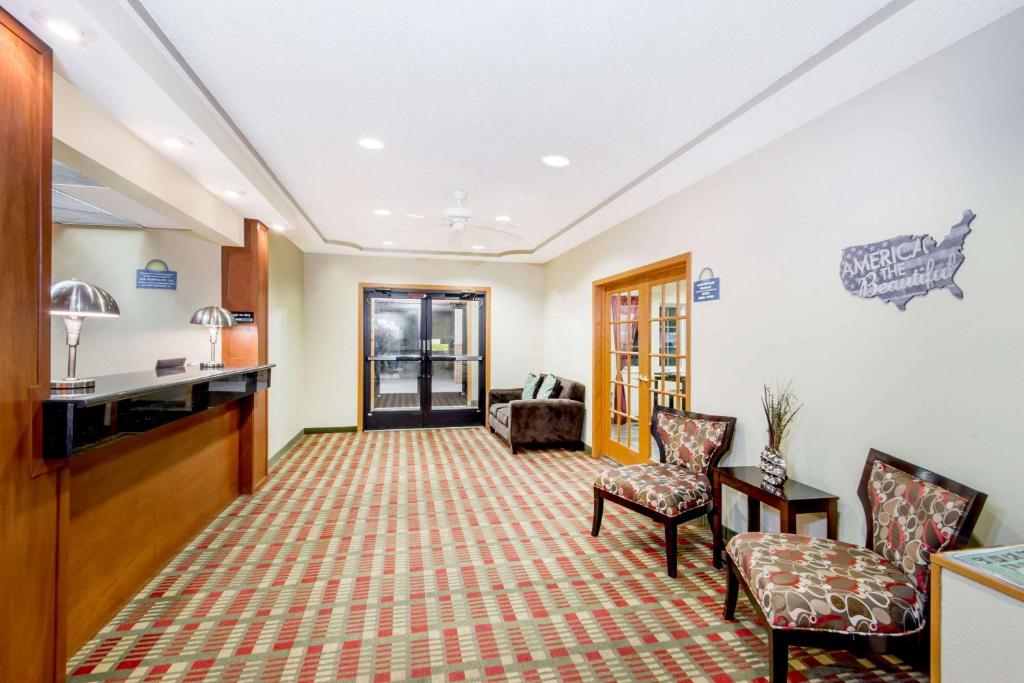 Days Inn by Wyndham Ottumwa Main image 2